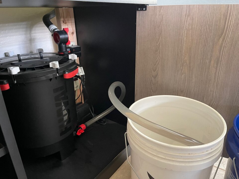 底柜里的鱼缸滤桶与换水管,设备噪音的主要来源
